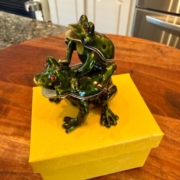 Enamel Double Frog Trinket Box Green Frogs jeweled eyes - Picture 3 of 8